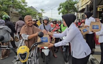 Srikandi Polres Bojonegoro Bagikan Ratusan Takjil untuk penguna Jalan