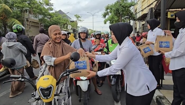 Srikandi Polres Bojonegoro Bagikan Ratusan Takjil untuk penguna Jalan
