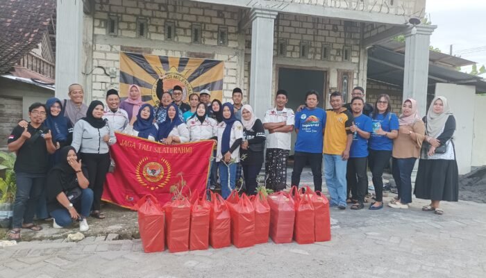 Group FB Generasi Melenial Bojonegoro (GMB) Bagikan Ratusan Takjil Untuk Penguna Jalan