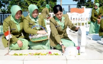 Momen Haru di Makam Pahlawan, Pesan Kuat Persit Lamongan Bikin Tersentuh