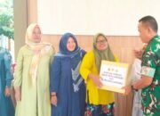 TNI dan Mahasiswa Bantu Korban Banjir Bengawan Njero Lamongan