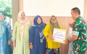 TNI dan Mahasiswa Bantu Korban Banjir Bengawan Njero Lamongan