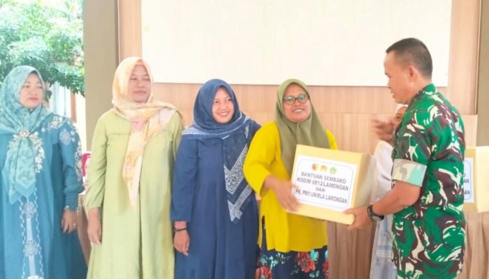 TNI dan Mahasiswa Bantu Korban Banjir Bengawan Njero Lamongan