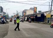 Aksi Humanis Polisi Kedungadem Bojonegoro, Bantu Pelajar Menyeberang di Jam Sibuk