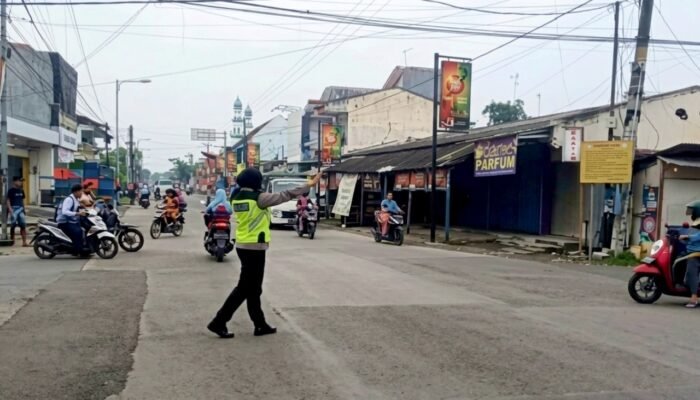 Aksi Humanis Polisi Kedungadem Bojonegoro, Bantu Pelajar Menyeberang di Jam Sibuk