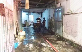 Kebakaran Toko di Bojonegoro, Damkarmat Gerak Cepat Selamatkan Aset