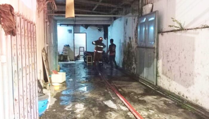 Kebakaran Toko di Bojonegoro, Damkarmat Gerak Cepat Selamatkan Aset