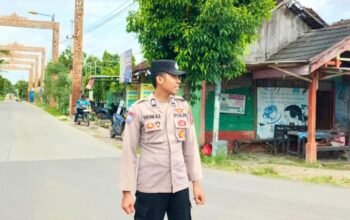 Aksi Humanis Polisi Bubulan Bojonegoro, Bantu Pelajar Menyeberang Jalan