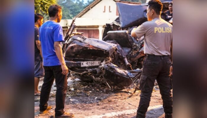Pick Up di Tuban Hantam Truk Parkir, 7 Penumpang Luka