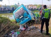 Laka Tunggal di Lamongan, Elf Terjun ke Sungai di Karangbinangun
