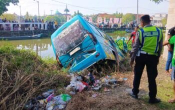 Laka Tunggal di Lamongan, Elf Terjun ke Sungai di Karangbinangun