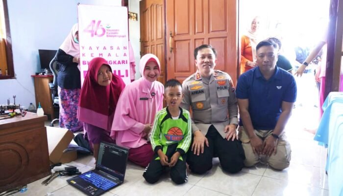 Aksi Nyata Kapolres Bojonegoro, Hadiahi Bocah Genius Laptop