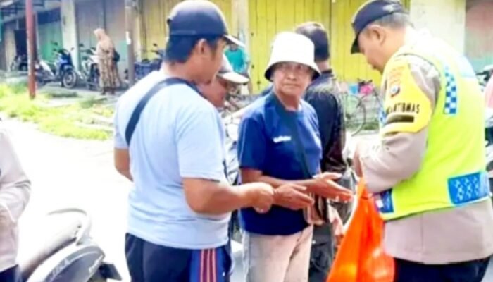 Jumat Berkah Polsek Purwosari Bojonegoro Pererat Hubungan Polisi dan Masyarakat