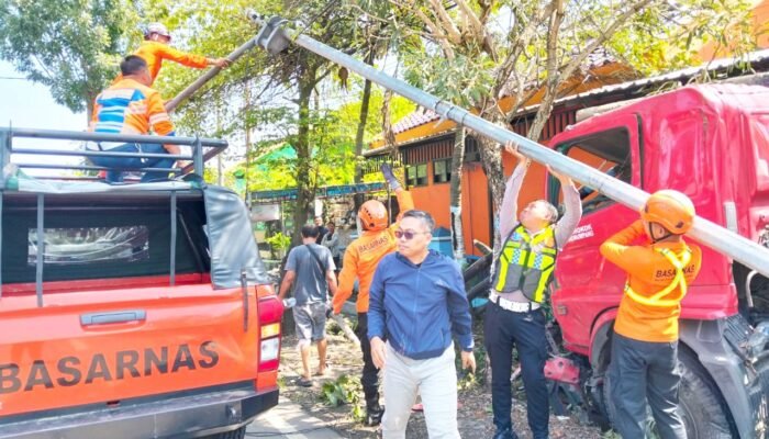 Truk Tangki Tiba-Tiba Lepas Kendali di Kapas Bojonegoro, Ini Penyebabnya