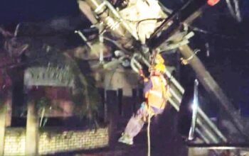 Ngeri, Puting Beliung Robohkan Tiang Listrik di Turi Lamongan