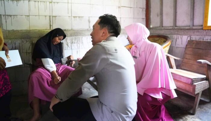 Anak Disabilitas di Bojonegoro Ini Tetap Semangat Sekolah dan Bantu Ibu