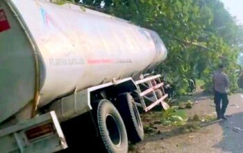 Diduga Mengantuk, Truk Tangki di Lamongan Oleng dan Ringsek