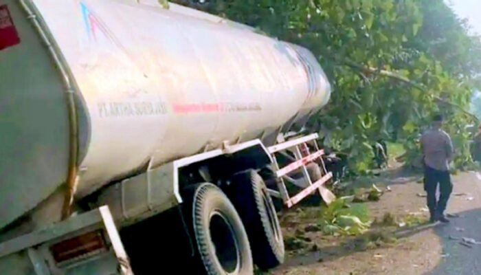 Diduga Mengantuk, Truk Tangki di Lamongan Oleng dan Ringsek