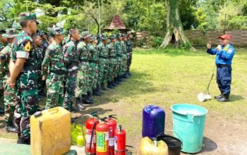 TNI dan Damkar Bersatu, Prajurit Yonif 885 Dilatih Hadapi Kebakaran di Bojonegoro