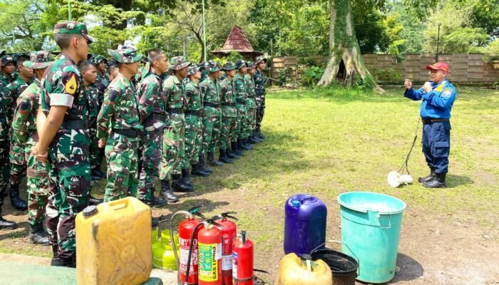 TNI dan Damkar Bersatu, Prajurit Yonif 885 Dilatih Hadapi Kebakaran di Bojonegoro