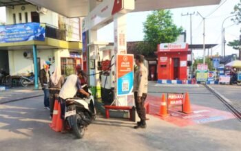 Antrian BBM Mengular, Polisi Baureno Bojonegoro Pastikan Situasi Tetap Kondusif