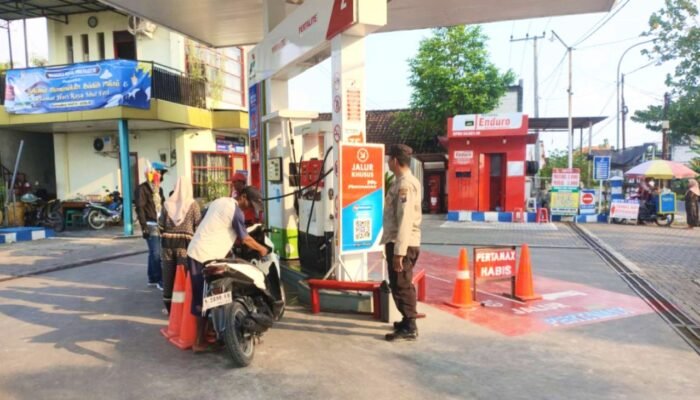 Antrian BBM Mengular, Polisi Baureno Bojonegoro Pastikan Situasi Tetap Kondusif