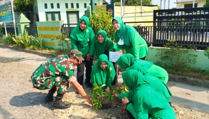 Aksi Hijau Persit Kawedanan IV, Tanam Pohon Sawo di Koramil Pucuk Lamongan