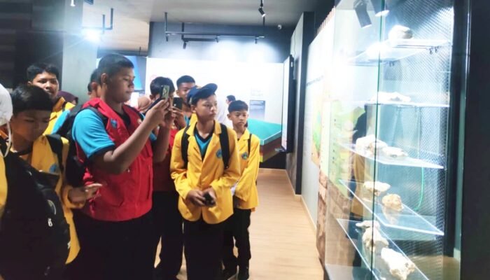 Belajar di Alam Terbuka, Siswa SMP Ini Ungkap Rahasia Geologi Bojonegoro