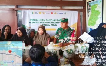 Babinsa Brondong Lamongan Kawal Bantuan Pangan, Warga Merasa Aman