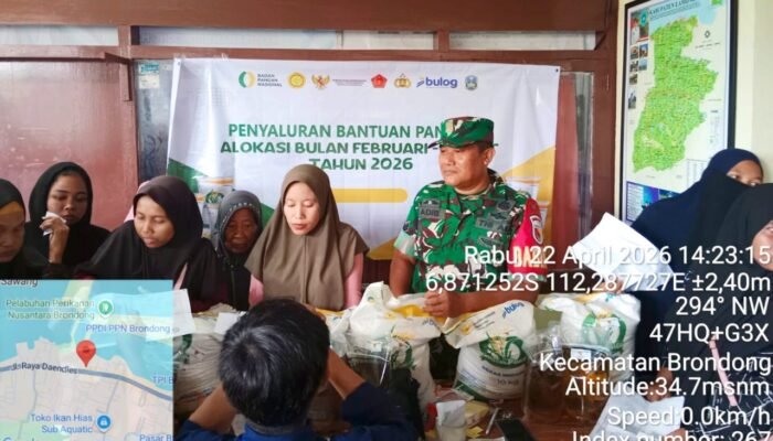 Babinsa Brondong Lamongan Kawal Bantuan Pangan, Warga Merasa Aman