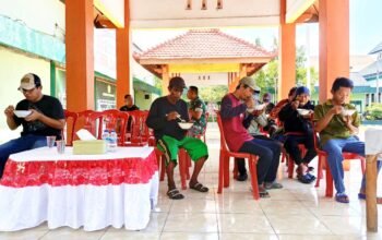 Tanpa Sekat, Dandim Lamongan Makan Bareng Tukang Becak di Jumat Berkah