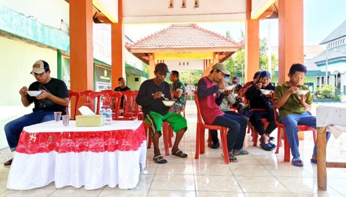 Tanpa Sekat, Dandim Lamongan Makan Bareng Tukang Becak di Jumat Berkah