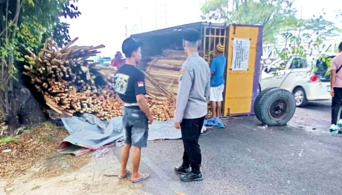 Jalan Lamongan-Gresik Lumpuh Akibat Truk Rusak, Aksi Sigap Polisi Tuai Apresiasi