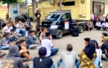 Tolak Audiensi, Pendemo Diajak Dialog di Aspal oleh Kapolres Bulukumba