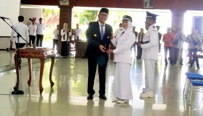 Pesan Tegas Bupati Bojonegoro ke Kades Baru: Rangkul Semua Jangan Arogan