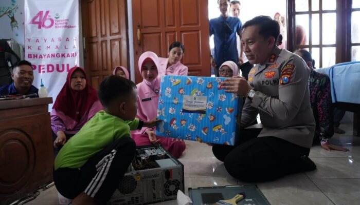 Sambut Hari Jadi YKB Ke-46 Bocah Jenius Bojonegoro Dapat Laptop dari Kapolres