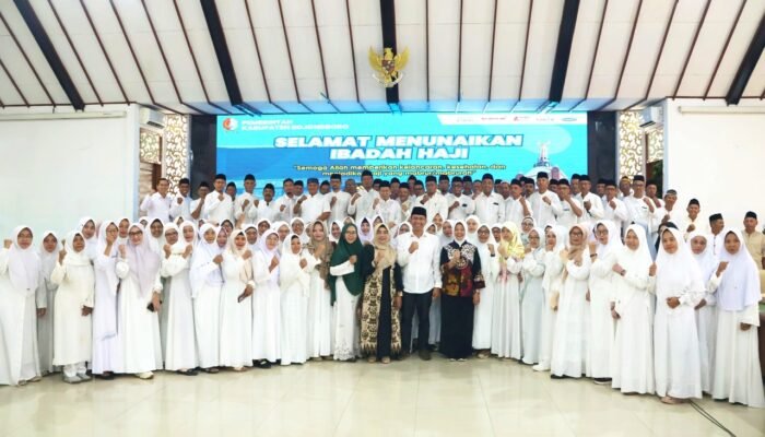 Tangis Haru Iringi Pelepasan 102 ASN Bojonegoro ke Tanah Suci