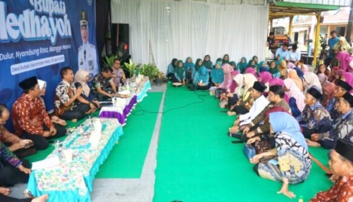 Diguyur Hujan, Warga Desa Sudah Tetap Padati Bupati Bojonegoro Medhayoh