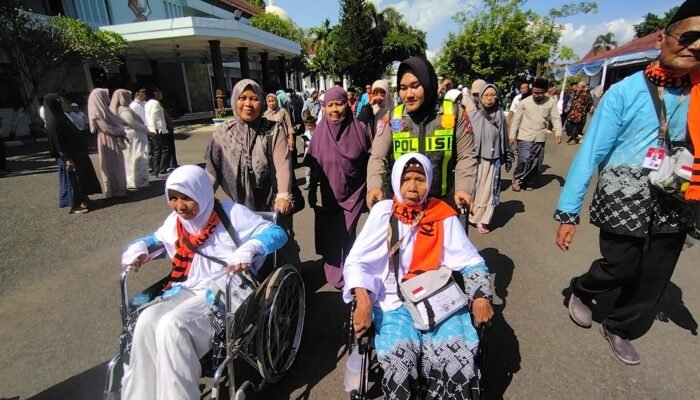 Gercep! Polwan Bojonegoro Sigap Layani Calon Haji