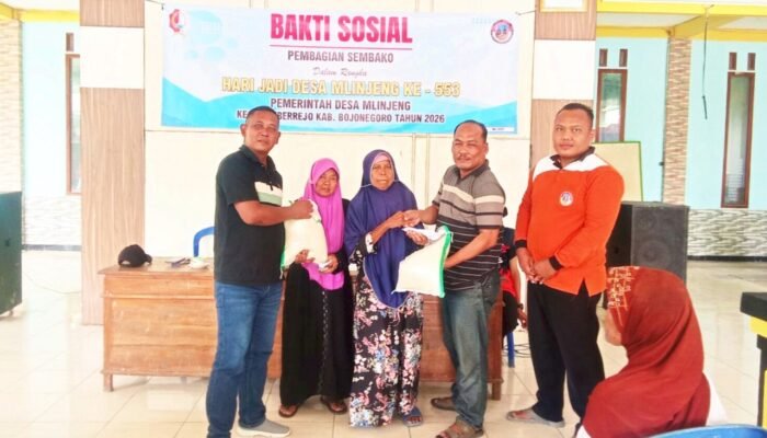 Sambut HUT Mlinjeng Sumberrejo Bojonegoro, Kades Salurkan Bansos Beras untuk Warga Lansia