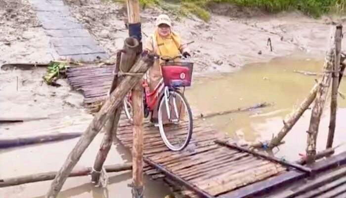 Lawan Arus Sungai dan Hujan, Guru di SD Bojonegoro Ini Tetap Setia Mengajar