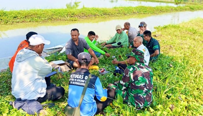 Irigasi Sekaran Lamongan Dinormalisasi, TNI dan Petani Turun Tangan Bersama