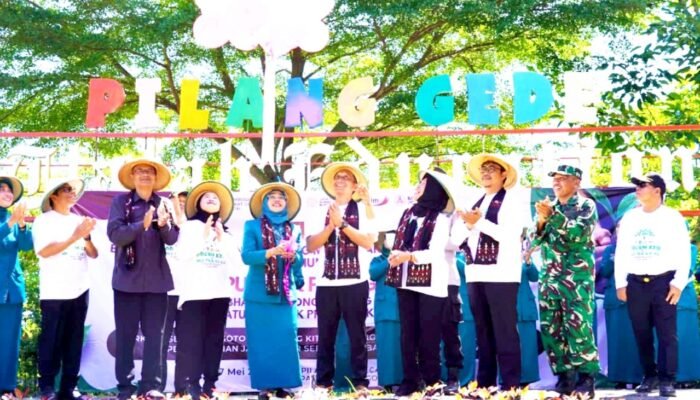 Bojonegoro Gelorakan Gotong Royong, Penanaman Pohon hingga Tebar Benih Ikan