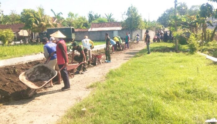 Gotong Royong TNI dan Warga di Ngimbang Lamongan, Saluran Air Kembali Lancar