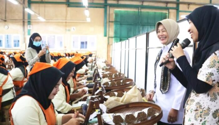 Wabup Nurul Azizah Pastikan Bantuan Buruh Rokok Cair Sebelum 15 Mei