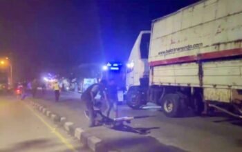 Sopir Diduga Mengantuk, Truk Trailer Terguling di Kebalandono Babat Lamongan