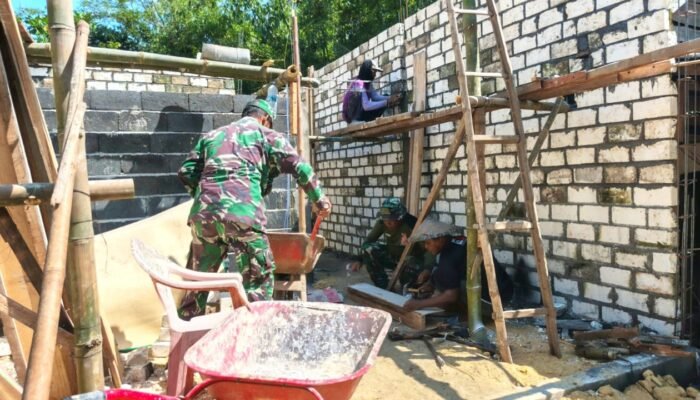 Rumah Reyot Lansia di Ngimbang Disulap Jadi Layak Huni oleh TNI dan Warga