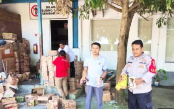 Polsek Balen Kawal Pemusnahan Mamin Rusak di PT INP Bojonegoro