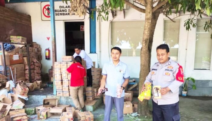 Polsek Balen Kawal Pemusnahan Mamin Rusak di PT INP Bojonegoro