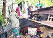 Babinsa Tikung Lamongan Bantu Nenek Korban Rumah Ambruk, Warga Ikut Gotong Royong